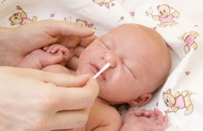 Чистка носа грудничка жгутиком из ваты Чистка носа грудничка жгутиком из ваты